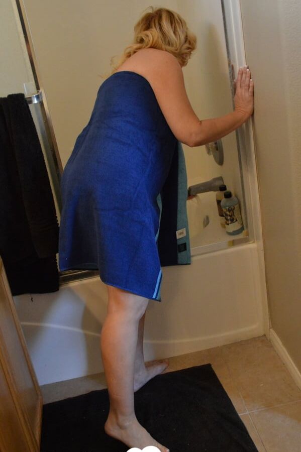Mature lady still knows how to seduce