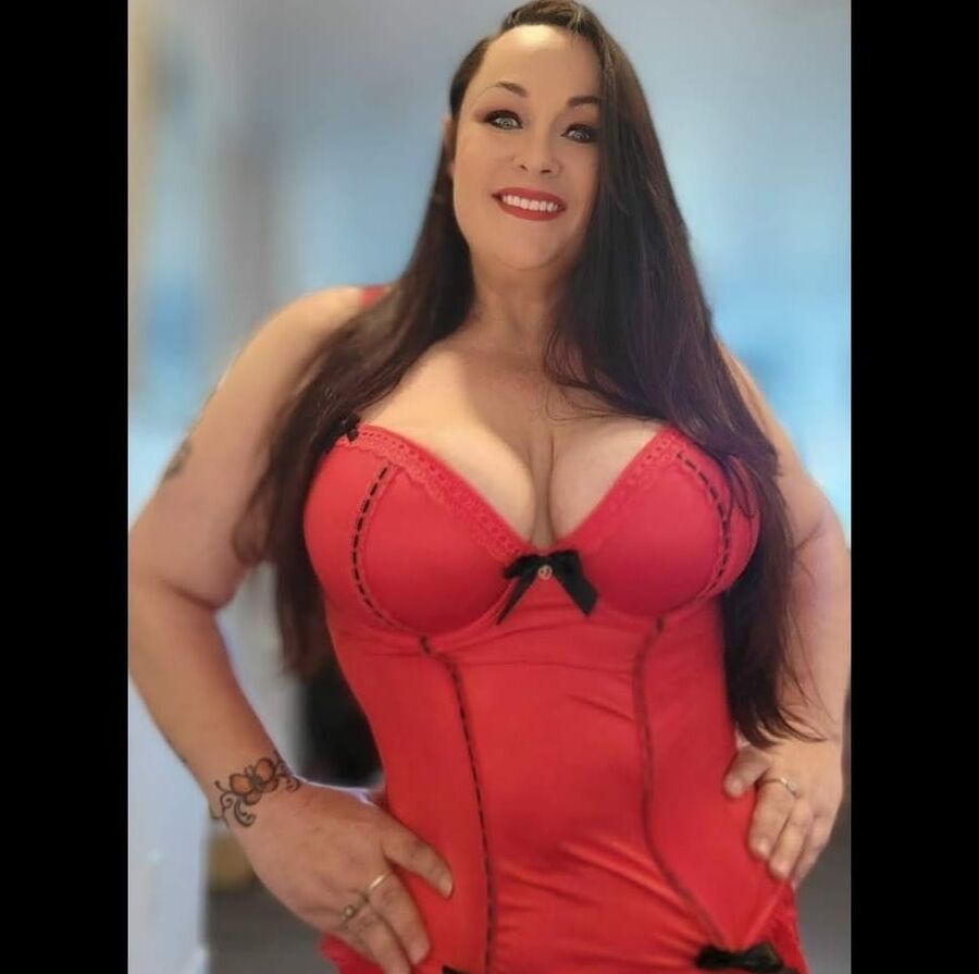 The gorgeous BBW Bellacarina94