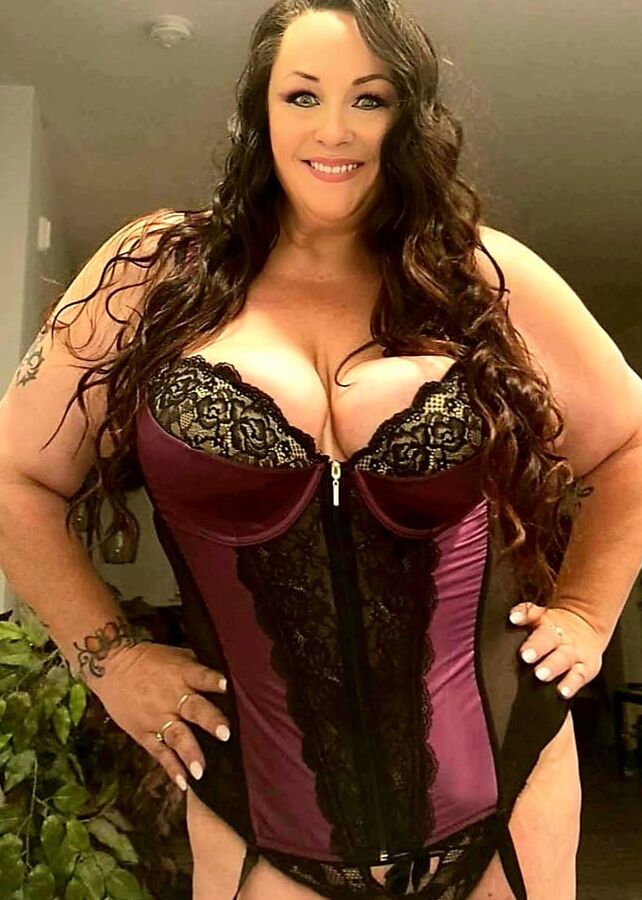 The gorgeous BBW Bellacarina94