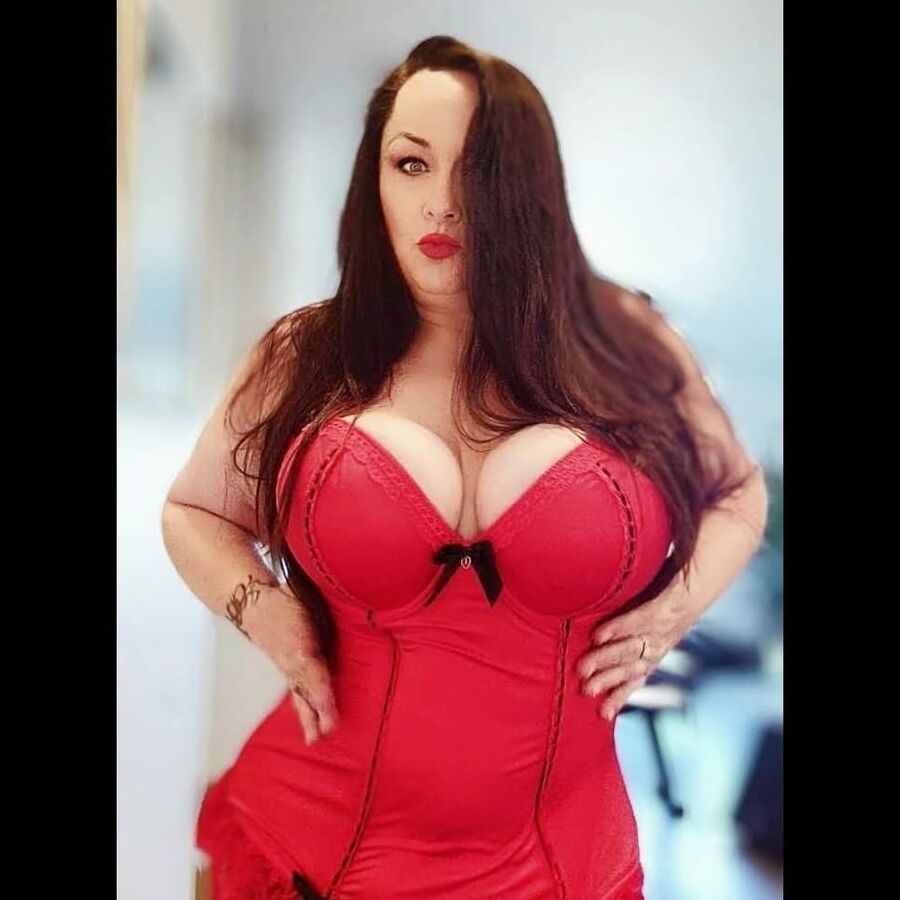 The gorgeous BBW Bellacarina94