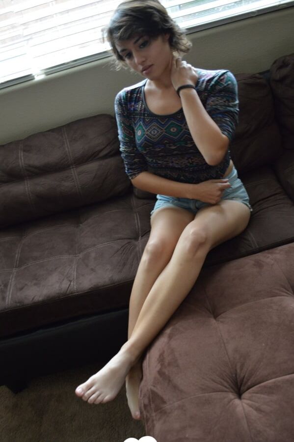 Pretty brunette satisfies herself on the couch