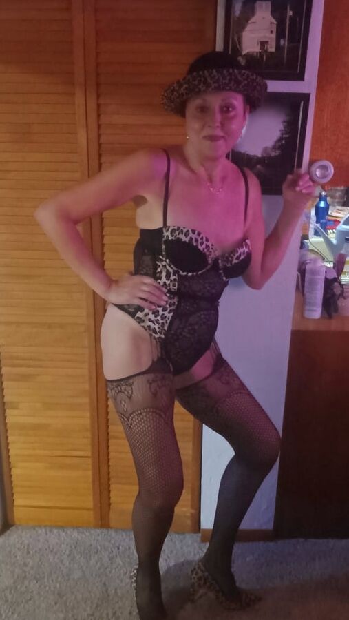 Check out my new Cougar lingerie, stockings and pumps