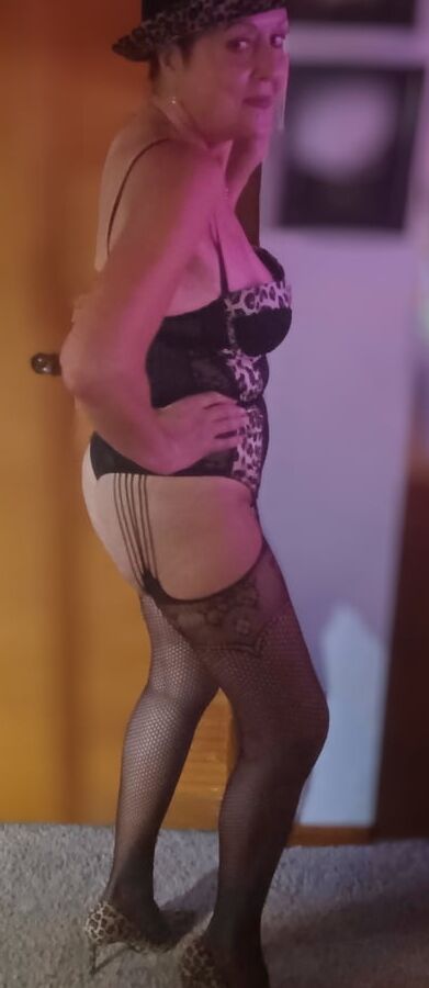 Check out my new Cougar lingerie, stockings and pumps