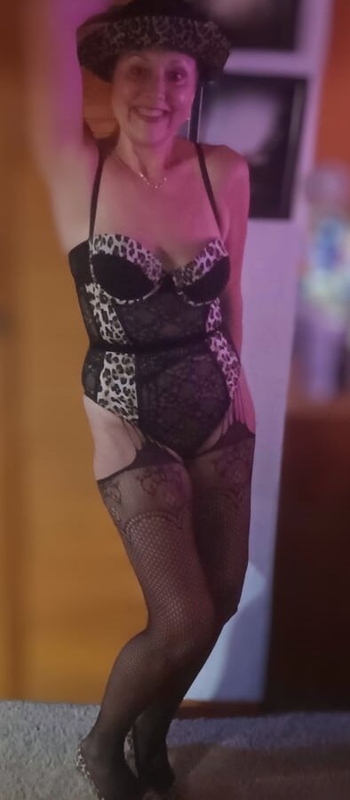 Check out my new Cougar lingerie, stockings and pumps