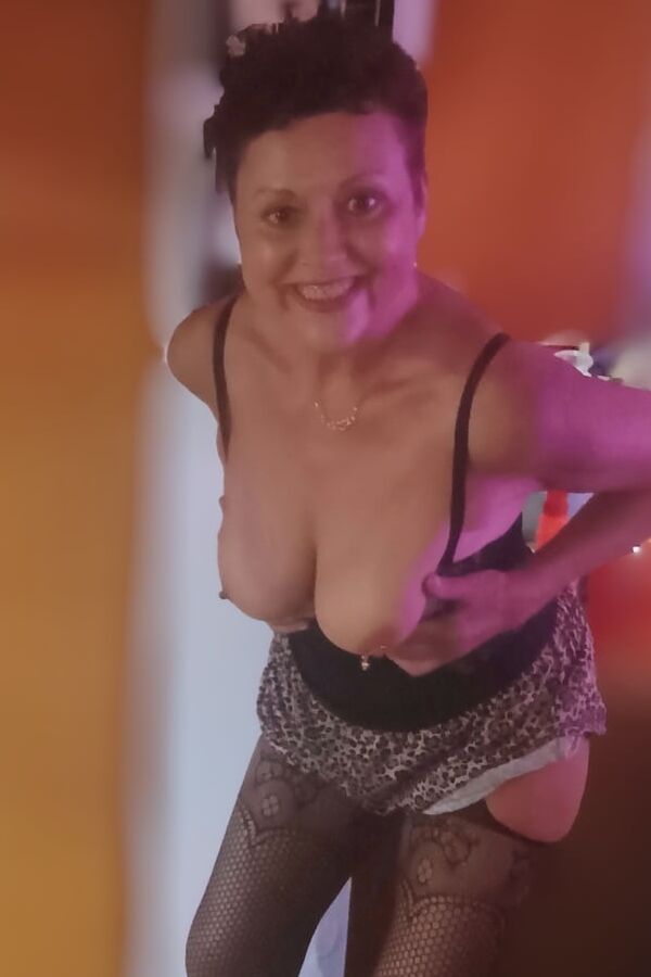 Check out my new Cougar lingerie, stockings and pumps