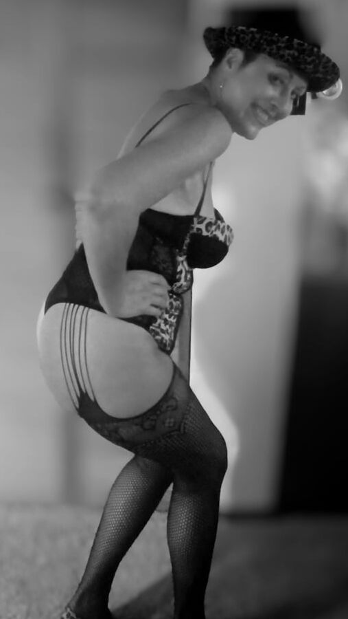 Check out my new Cougar lingerie, stockings and pumps