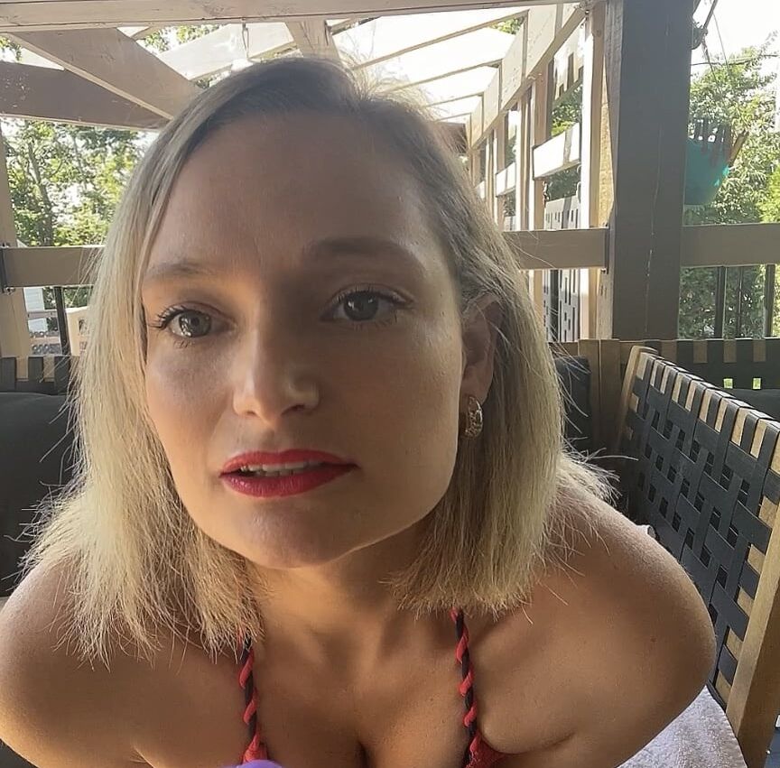 Bikini sucking pretty purple dildo