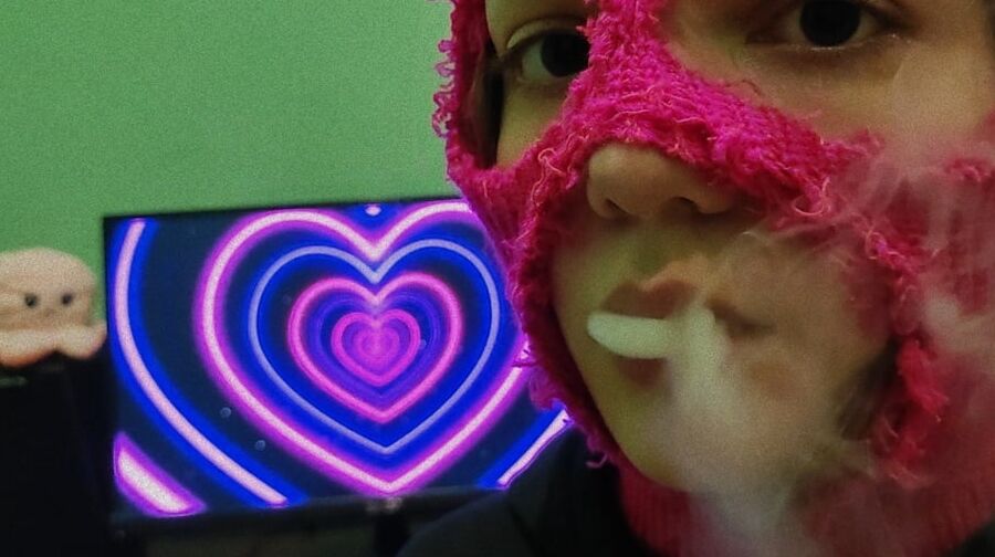 SEXY GIRL SMOKING VAPE (SMOKING FETISH)