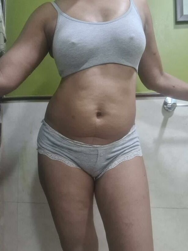 Dusky Indian milf with awesome boobs and a big ass