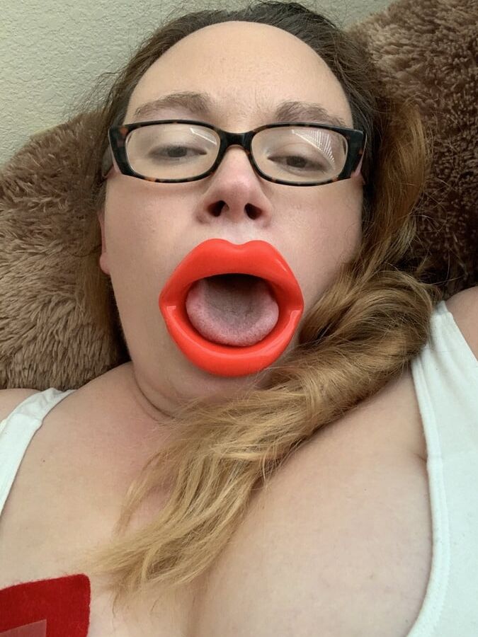 Big fake Lips sucking cock