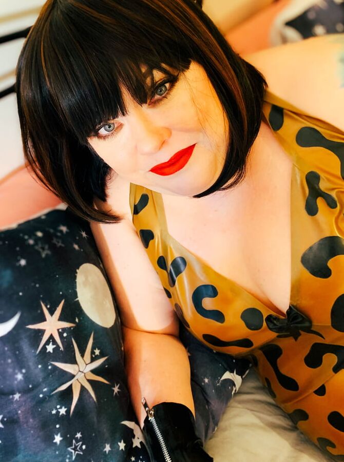 BBW Tina Snua Smoking Dressed In Latex - Rubber Fetish