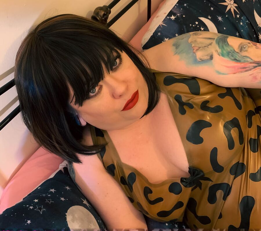 BBW Tina Snua Smoking Dressed In Latex - Rubber Fetish