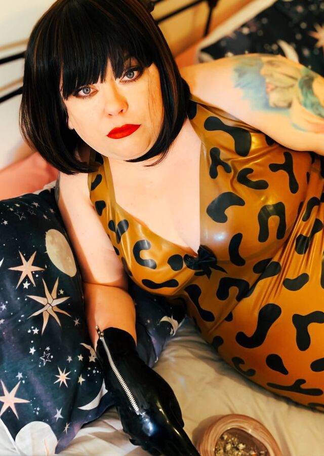 BBW Tina Snua Smoking Dressed In Latex - Rubber Fetish
