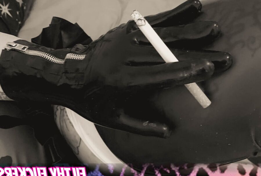 BBW Tina Snua Smoking Dressed In Latex - Rubber Fetish