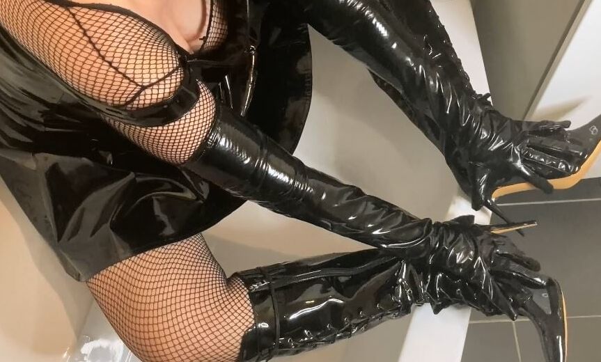 Fetish Pissing in Bathtub