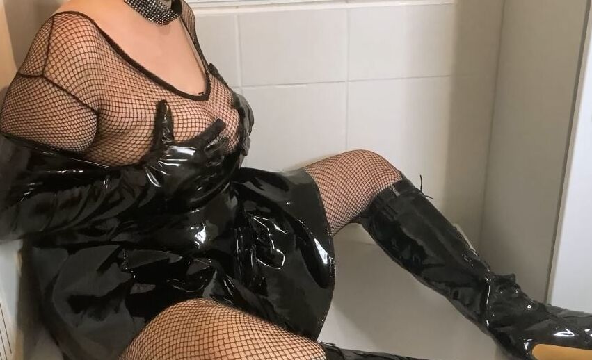 Fetish Pissing in Bathtub