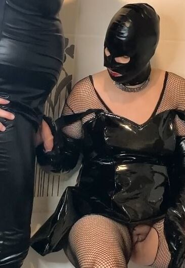 Fetish Pissing in Bathtub
