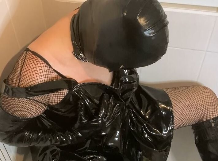Fetish Pissing in Bathtub