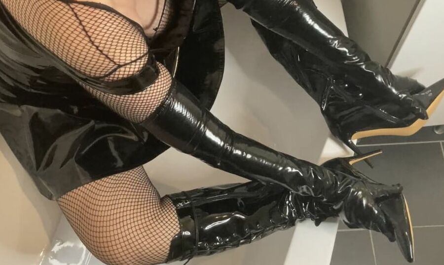Fetish Pissing in Bathtub