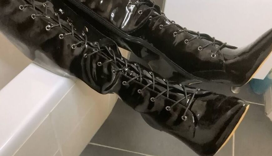 Fetish Pissing in Bathtub