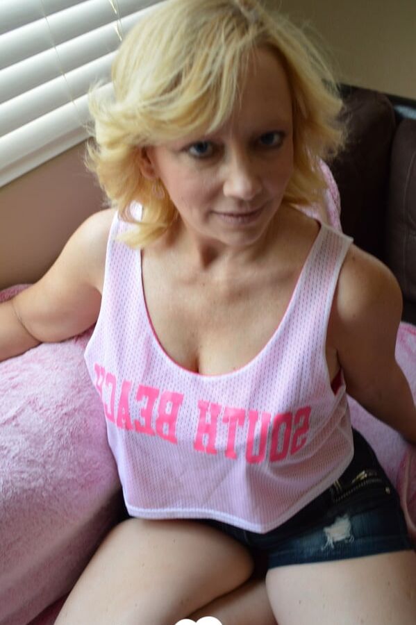 Mature bombshell shows off her attractive curves