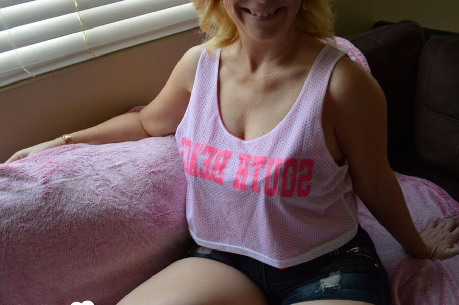 Mature bombshell shows off her attractive curves