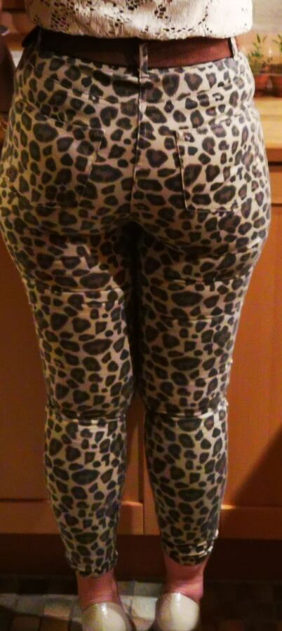 Me in leopard and black leggins