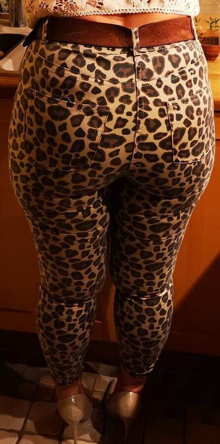 Me in leopard and black leggins