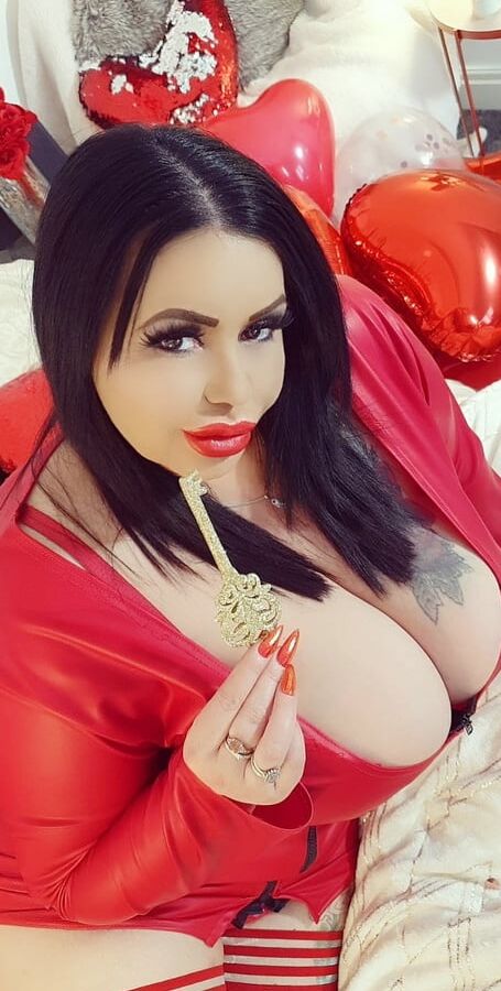 Taboo BBW camgirl loves to wank + dominate