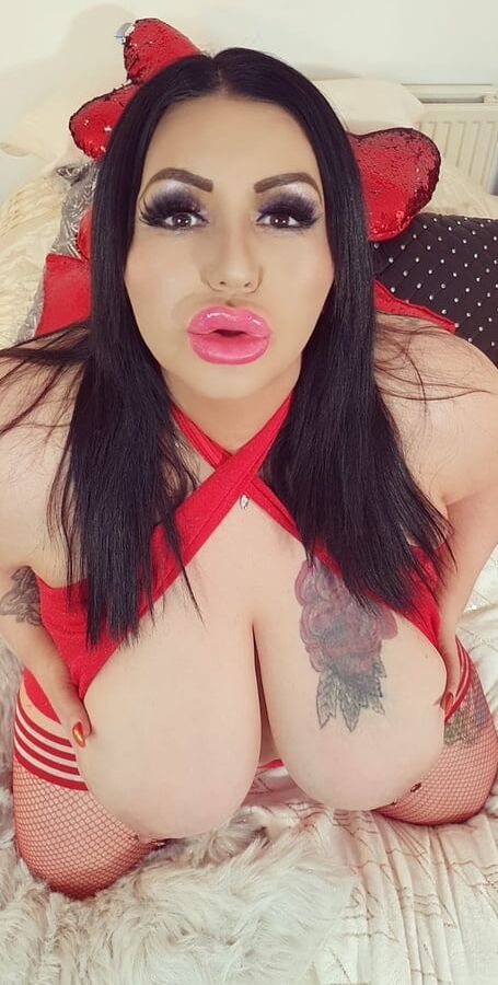 Taboo BBW camgirl loves to wank + dominate