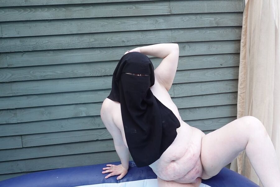 Niqab nude in Hot tub