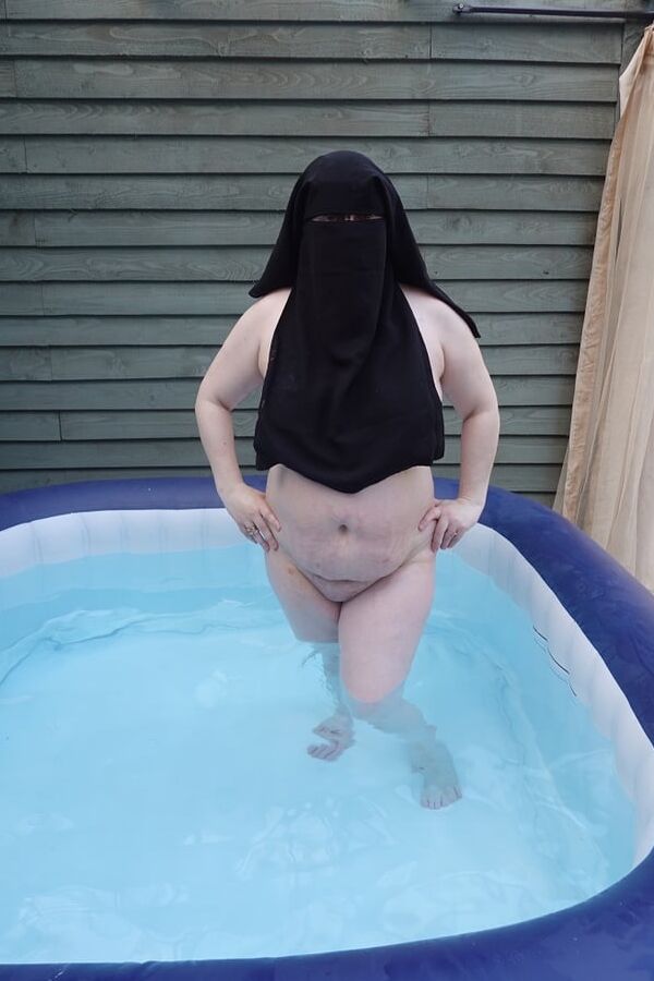 Niqab nude in Hot tub