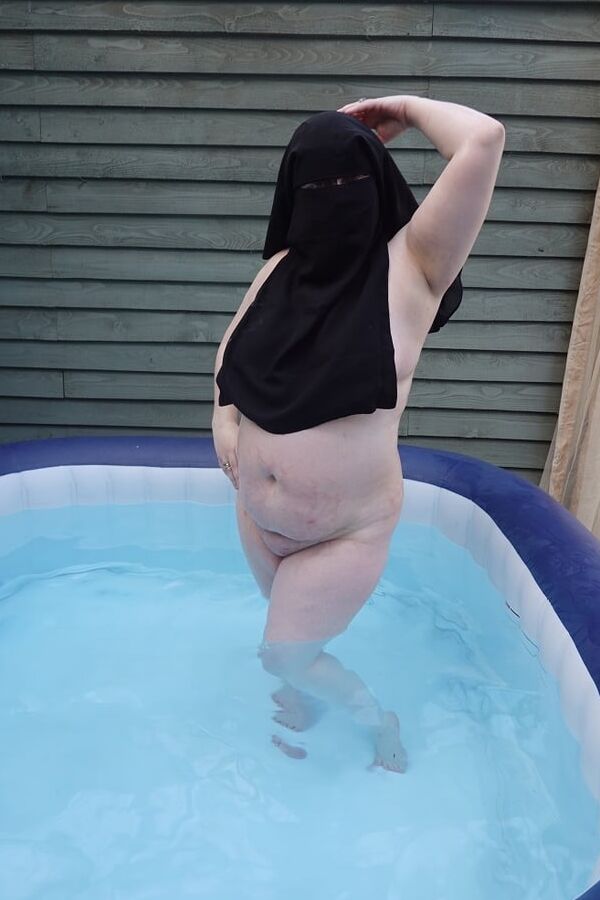 Niqab nude in Hot tub