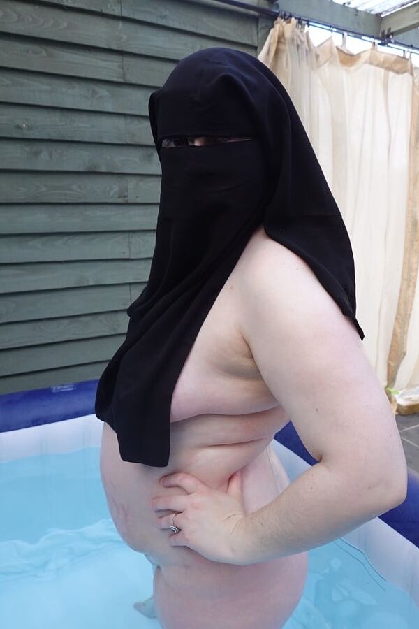Niqab nude in Hot tub