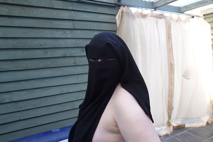 Niqab nude in Hot tub