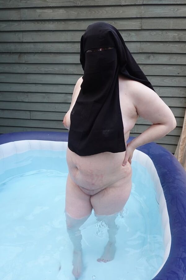 Niqab nude in Hot tub