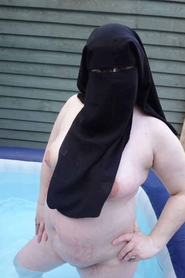 Niqab nude in Hot tub
