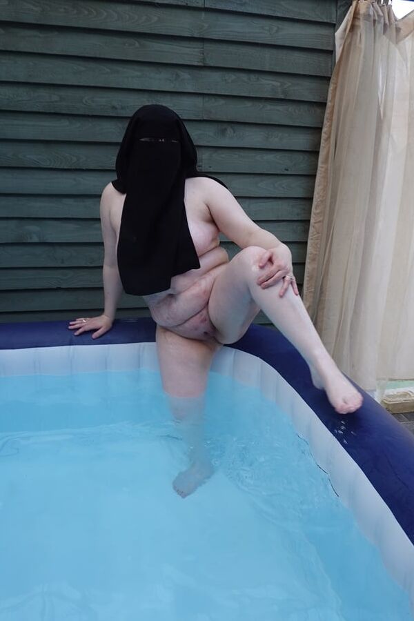 Niqab nude in Hot tub