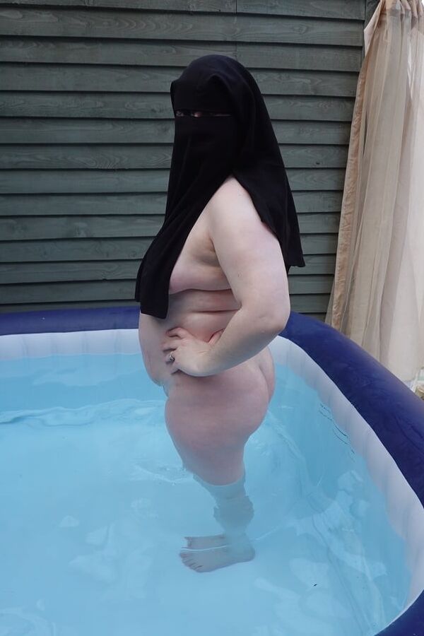 Niqab nude in Hot tub