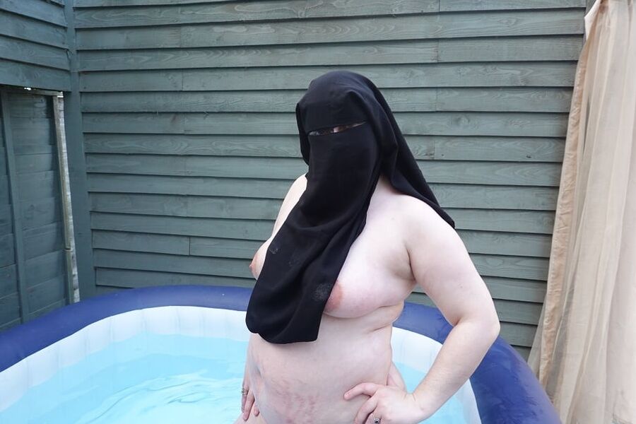 Niqab nude in Hot tub