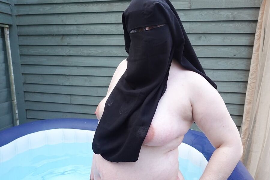 Niqab nude in Hot tub