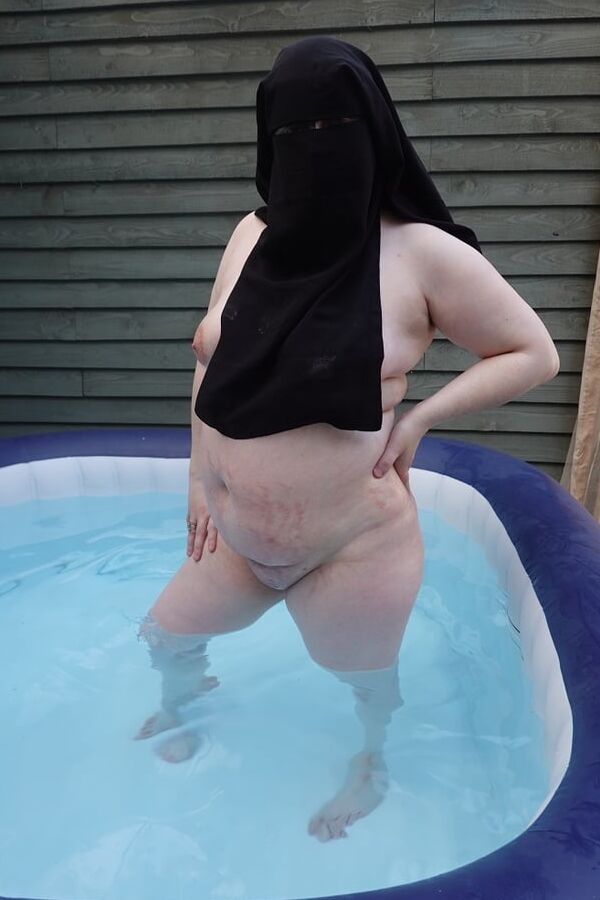 Niqab nude in Hot tub
