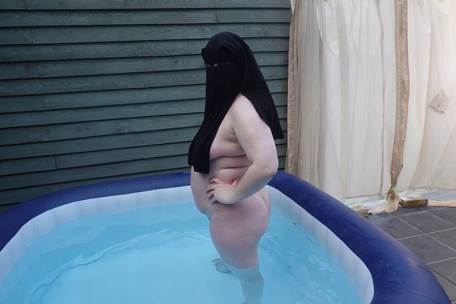 Niqab nude in Hot tub