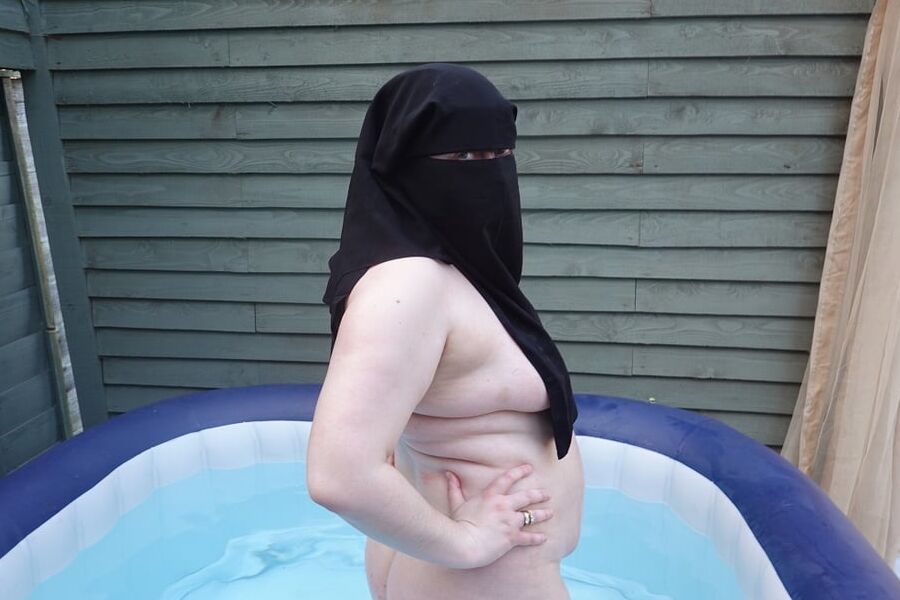 Niqab nude in Hot tub