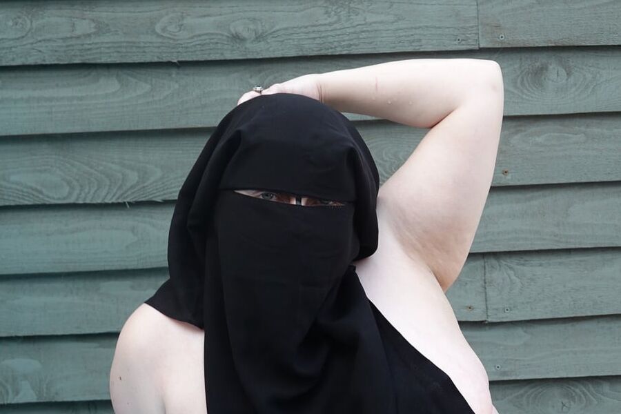 Niqab nude in Hot tub