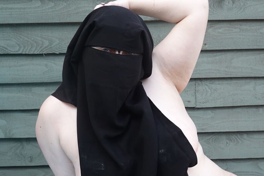 Niqab nude in Hot tub