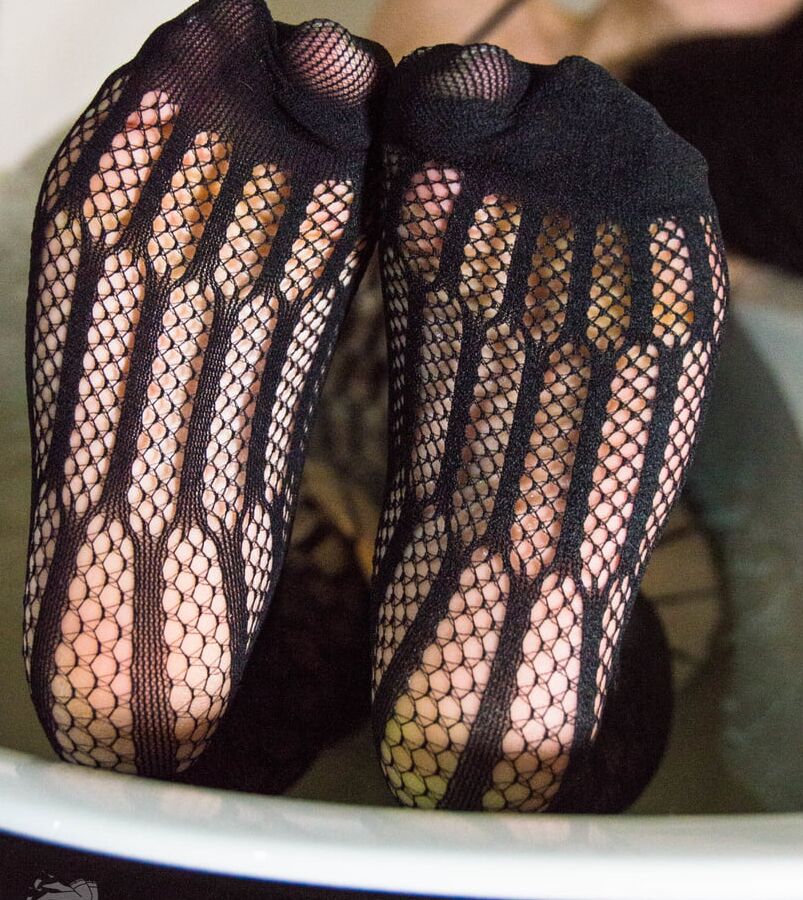 Mistress black fishnets feet in bath