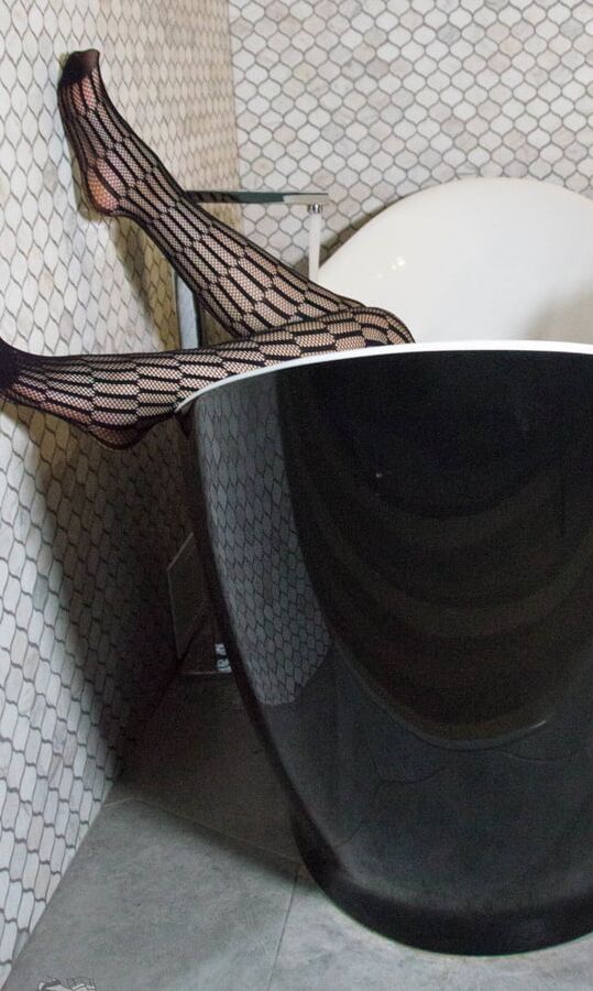Mistress black fishnets feet in bath