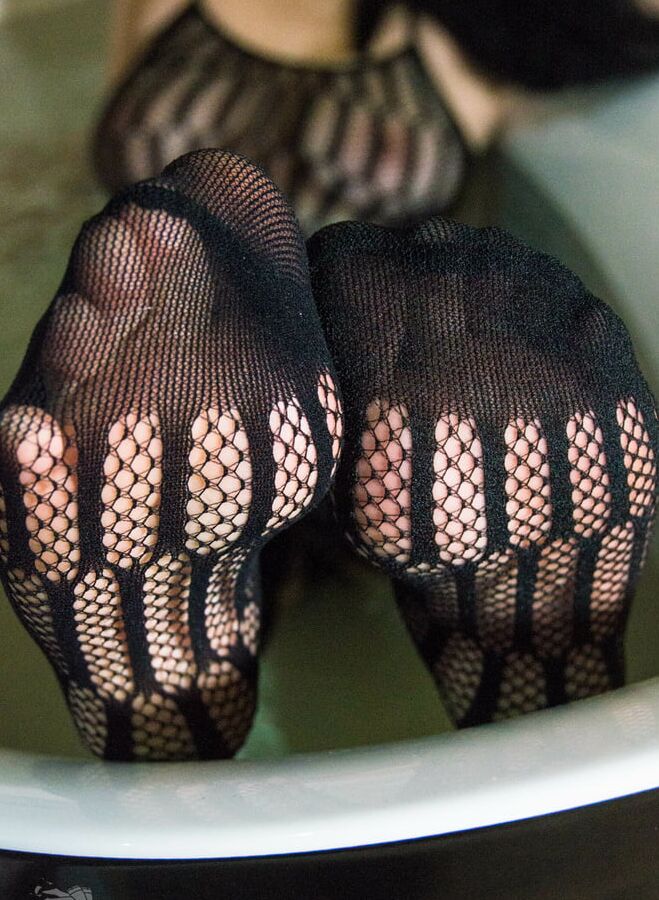 Mistress black fishnets feet in bath