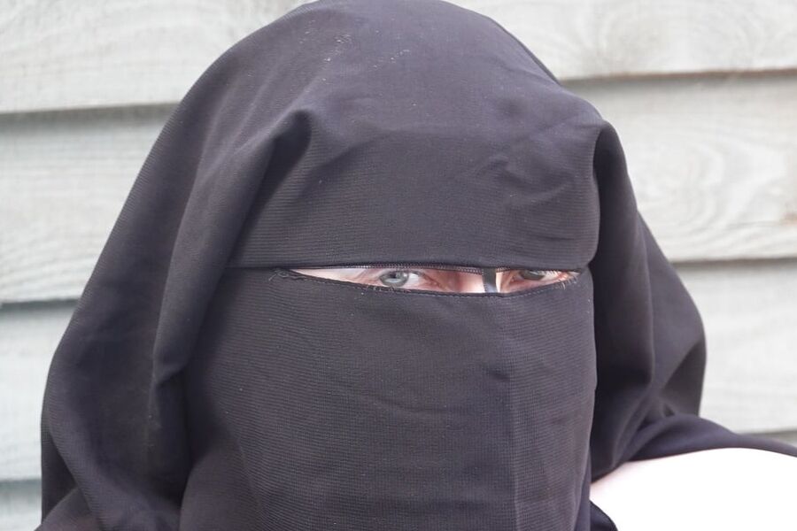 Niqab nude in Hot tub